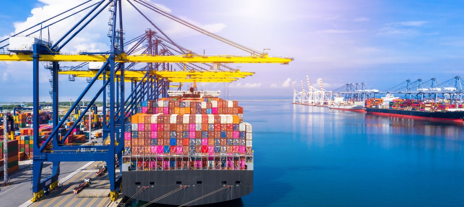 Containerhafen mit Verladekränen