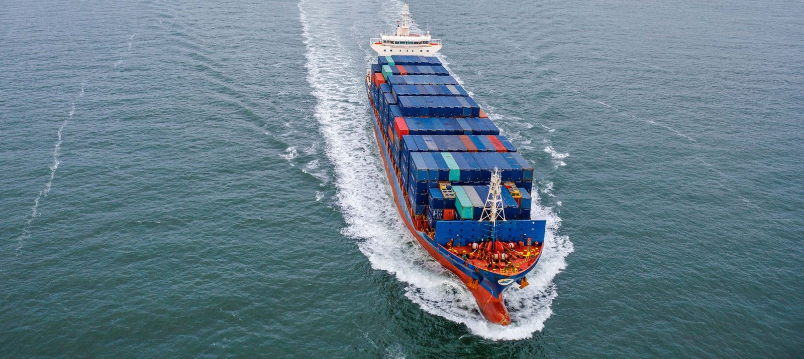 Containerschiff auf See